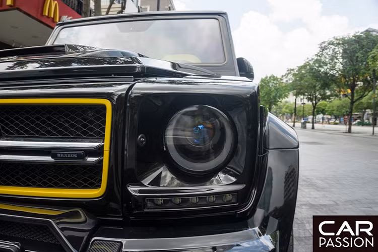 Gói nâng cấp Brabus 850 mang đến cho G63 AMG một vẻ ngoài đậm chất nam tính hơn với cản trước được thay mới tích hợp hai dải đèn LED chiếu sáng phía dưới, thích hợp cho việc đi off-road. Mặt ca-lăng được viền màu vàng nổi bật, logo ngôi sao ba cánh ở vị trí trung tâm được thay thế với logo hai chữ B lồng vào nhau.