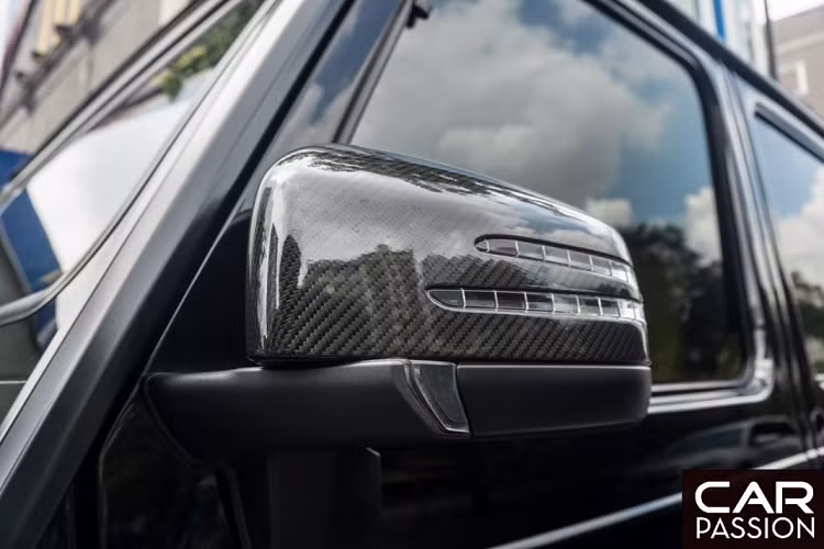 Tương tự như ngoại thất, phần nội thất được phối với tông màu vàng-đen, ghế ngồi được bọc màu vàng với phần tựa đầu thêu chữ “Brabus 850” màu đen, một số chi tiết khác như : vô-lăng, bảng táp-lô hay táp-pi cửa cũng sử dụng màu vàng làm tông màu chủ đạo. Cuối cùng là các chi tiết carbon được thêm vào khoang nội thất nhằm tăng tính thể thao cho xe.