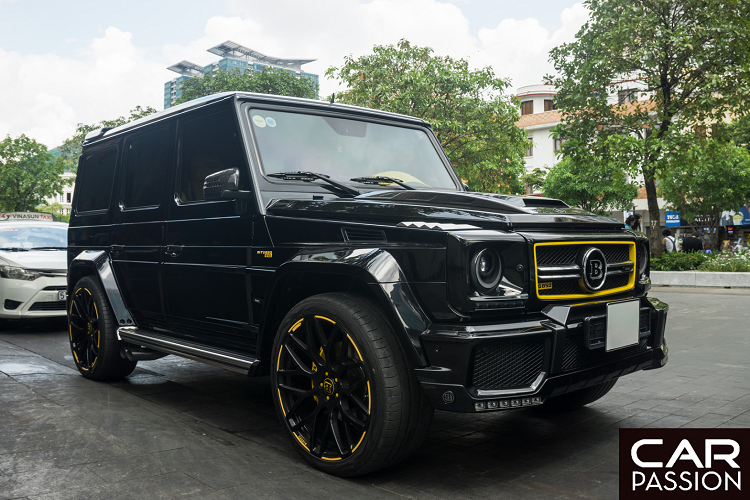 Mỗi khi được chủ nhân cho ra phố, những chiếc SUV hạng sang Mercedes-Benz G63 AMG đều trở thành những thỏi nam châm hút lấy những ánh mắt trầm trồ của người đi đường và sẽ còn đăc biệt hơn khi đó còn là 1 chiếc G63 AMG đã được “biến hình” dưới bàn tay của hãng độ Đức – Brabus. Brabus là nhà độ đến Đức được thành lập vào năm 1977 và được cả thế giới biết đến thông qua những bản độ nội-ngoại thất đầy ấn tượng cho những dòng xe của Mercedes-Benz.