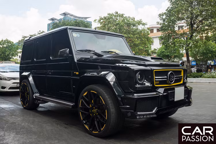 Mỗi khi được chủ nhân cho ra phố, những chiếc SUV hạng sang Mercedes-Benz G63 AMG đều trở thành những thỏi nam châm hút lấy những ánh mắt trầm trồ của người đi đường và sẽ còn đăc biệt hơn khi đó còn là 1 chiếc G63 AMG đã được “biến hình” dưới bàn tay của hãng độ Đức – Brabus. Brabus là nhà độ đến Đức được thành lập vào năm 1977 và được cả thế giới biết đến thông qua những bản độ nội-ngoại thất đầy ấn tượng cho những dòng xe của Mercedes-Benz.