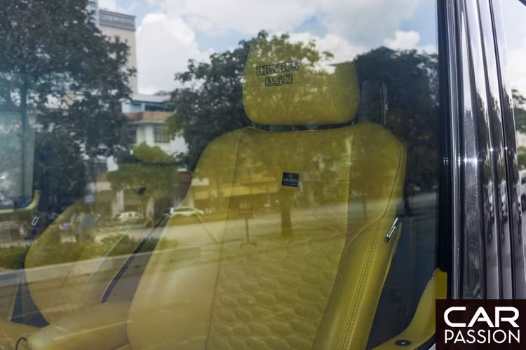 Chưa hết, Brabus còn mang đến sự khác biệt cho hệ thống ống xả với bộ ống xả mới mang đến âm thanh đầy uy lực và mạnh mẽ. Một cánh gió lớn được gắn cố định trên nóc xe nhằm gia tăng độ ổn định cho thân xe khi vận hành ở tốc độ cao – một điều đặc biệt quan trọng cho một chiếc SUV hiệu năng cao có ngoại hình to lớn như Mercedes-Benz G63 AMG.