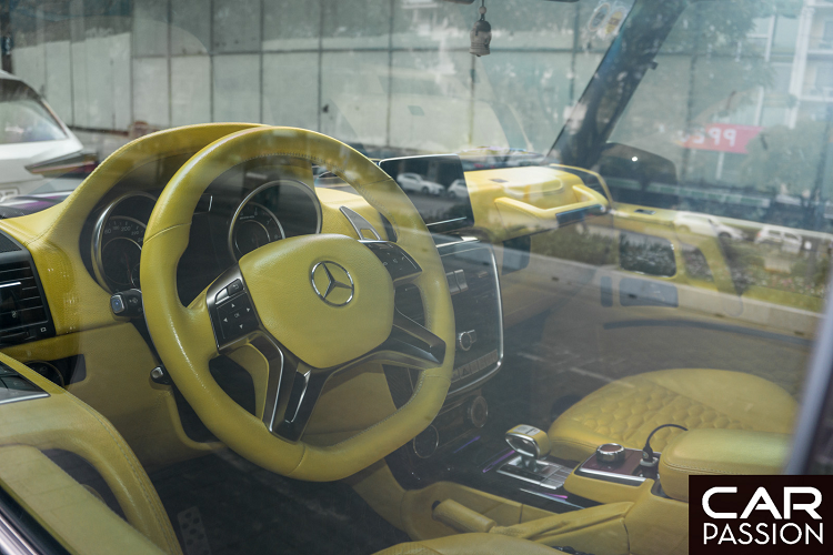 Bộ mâm nguyên bản của xe cũng được thay bằng bộ mâm mới dạng đa chấu với đường kính lên đến 23 inches đi kèm bộ lộp mới Yokohama với kích thước 305/35 R23. Bên trong là cùm phanh Brabus được sơn vàng “ton-sur-ton” với ngoại thất đen-vàng của xe. Ngoài ra, logo “V8 Biturbo” cũng được gỡ bỏ, thay vào đó là logo “Biturbo 850” màu vàng.