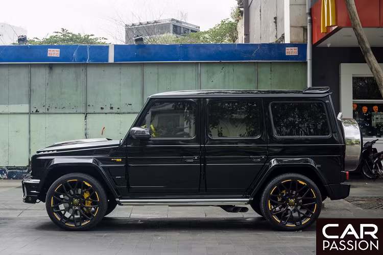 Xuất hiện trong bài viết là một chiếc G63 AMG đã được độ lại cả ngoại thất cũng như nội thất với gói độ Brabus 850, theo chia sẻ từ chính chủ nhân, Brabus vẫn chưa can thiệp vào khối động cơ V8 Biturbo của xe, điều này gây một chút tiếc nuối cho những người yêu xe tại Việt Nam khi không thể nghe được âm thanh uy lực phát ra từ khối động cơ đã được hiệu chỉnh lên mức 838 mã lực của Brabus.