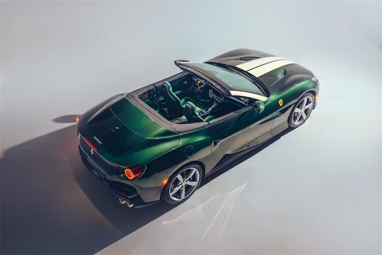 Ferrari cũng cung cấp mọi yếu tố thẩm mỹ của chiếc xe, bao gồm nhiều loại vải, da, gỗ, màu sắc và hoàn thiện khác nhau.