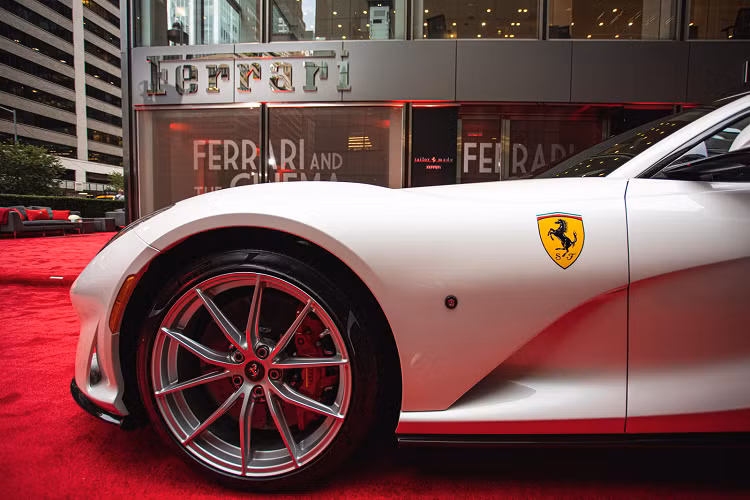 Bên cạnh đó, trung tâm Tailor Made của Ferrari tại New York cũng là một showroom tiêu chuẩn với dịch vụ cá nhân hóa tiêu chuẩn, trưng bày năm xe cùng một lounge dành cho chủ nhân của những chiếc Ferrari tới và tận hưởng không gian tại đây.