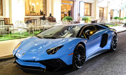 Hiện tại, chiếc Siêu xe lamborghini Aventador SV Coupe độc nhất Việt Nam đang sở hữu “bộ cánh” màu xanh nhạt dưới dạng decal, giống với màu sơn Blu Cepheus của Lamborghini.