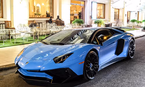 Hiện tại, chiếc Siêu xe lamborghini Aventador SV Coupe độc nhất Việt Nam đang sở hữu “bộ cánh” màu xanh nhạt dưới dạng decal, giống với màu sơn Blu Cepheus của Lamborghini.