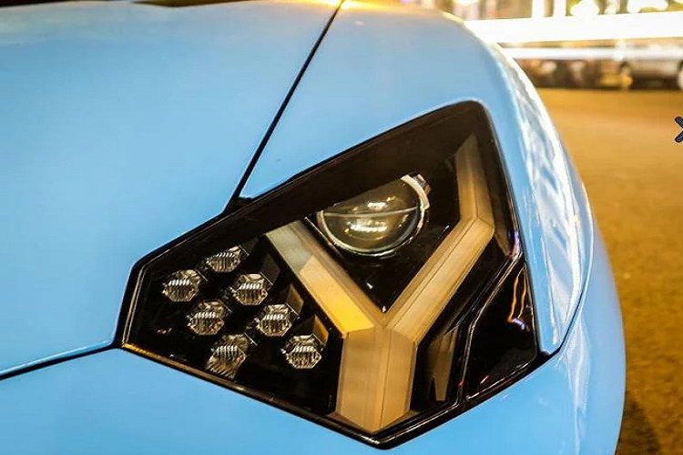 Ngoại thất của xe còn được tô điểm với những chi tiết được làm bằng sợi carbon, hoàn thiện bề mặt mờ.