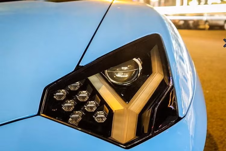 Ngoại thất của xe còn được tô điểm với những chi tiết được làm bằng sợi carbon, hoàn thiện bề mặt mờ.