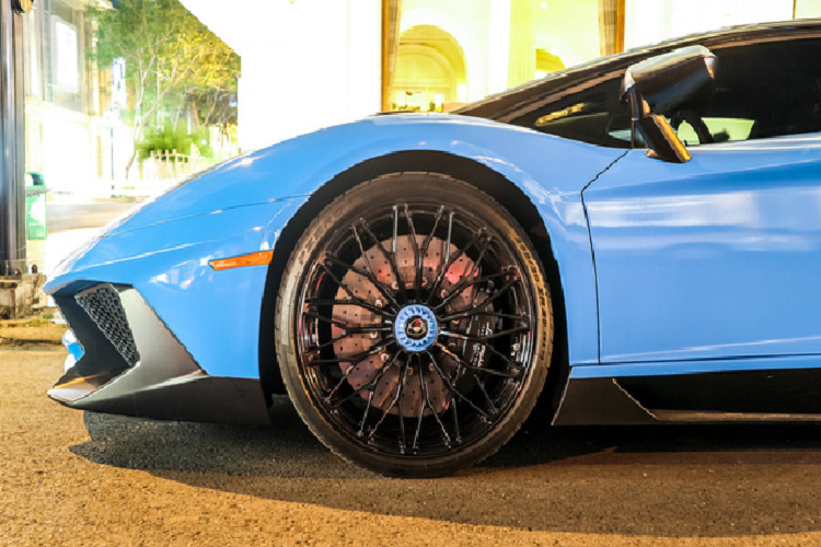 Những chi tiết này bao gồm cánh gió lớn phía sau, khuếch tán dưới gầm xe, hốc gió và ốp gió tản nhiệt cùng nắp máy phía sau. Ở cản trước, phần ốp hốc gió cùng một số chi tiết như ốp gương, ốp lườn xe được sơn đen mờ hầm hố.