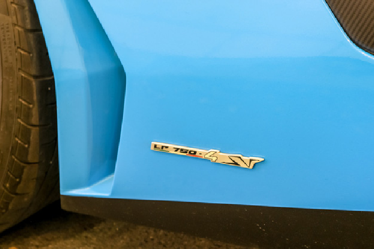 Trên chiếc Aventador SV này, chủ nhân cũng đã thay đổi hệ thống ống xả hiệu suất cao. Thương hiệu ống xả được lựa chọn để nâng cấp cho xe là Frequency Intelligent. Hệ thống ống xả này được tinh chỉnh dành riêng cho Aventador SV với chất liệu titan, thiết kế tối ưu cùng một bộ áo cách nhiệt riêng và được sản xuất giới hạn.