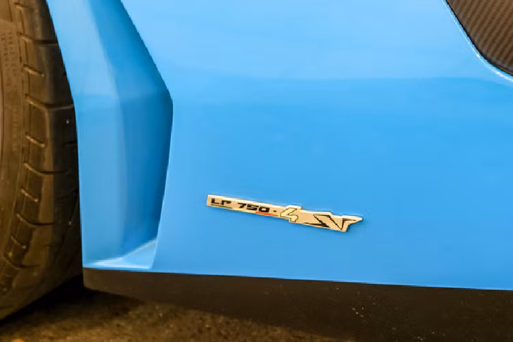 Trên chiếc Aventador SV này, chủ nhân cũng đã thay đổi hệ thống ống xả hiệu suất cao. Thương hiệu ống xả được lựa chọn để nâng cấp cho xe là Frequency Intelligent. Hệ thống ống xả này được tinh chỉnh dành riêng cho Aventador SV với chất liệu titan, thiết kế tối ưu cùng một bộ áo cách nhiệt riêng và được sản xuất giới hạn.