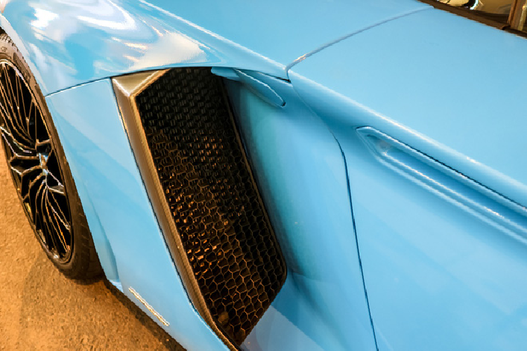 Aventador SV là mẫu xe thương mại đầu tiên của Lamborghini được trang bị mâm đa chấu sử dụng ốc khóa tâm. Xe sử dụng hệ thống phanh gốm – carbon với cùm phanh được sơn màu đen