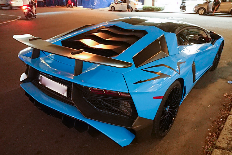Lúc mới ra mắt, giá xe Lamborghini Aventador khởi điểm từ 493.093 đô-la và chỉ sản xuất giới hạn 600 chiếc cho bản coupe và 500 chiếc cho bản roadster. Tại Việt Nam, giá bán của chiếc siêu xe này ở vào mức trên 30 tỷ đồng.