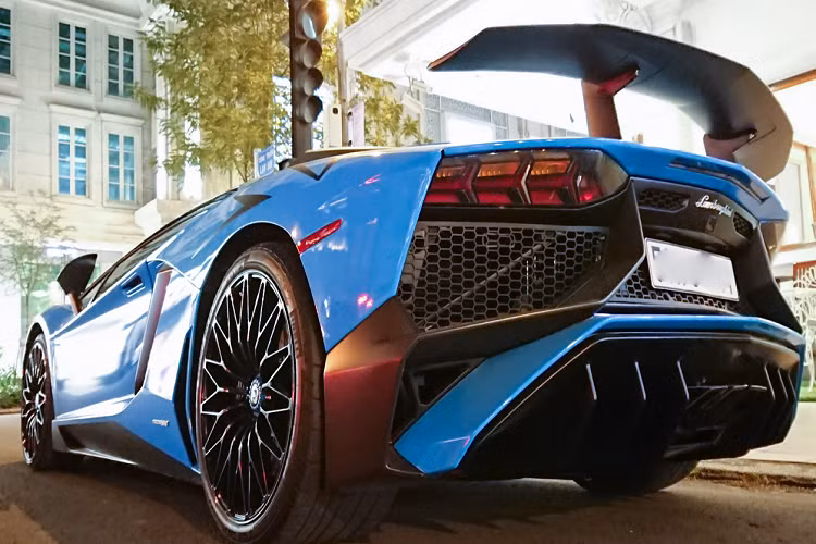 Lamborghini Aventador LP750-4 SV sử dụng động cơ V12 hút khí tự nhiên, dung tích 6,5 lít giống với Aventador. Động cơ này được Lamborghini tinh chỉnh cho ra công suất cực đại đến 750 mã lực và mô-men xoắn cực đại 690 Nm.