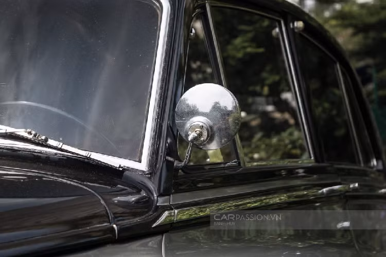 Chiếc Silver Cloud độc nhất Việt Nam thuộc thế hệ thứ I, được sản xuất vào năm 1957. Chiếc xe mang trên mình màu bạc chủ đạo kết hợp với sắc đen chạy dọc phần mui cũng như nắp capo. Có thể nói, đây chính là nguồn cảm hứng thuộc phong cách phối màu dual-tone xuyên suốt của thương hiệu này và vẫn được Rolls-Royce sử dụng một cách phổ biến cho những chiếc Rolls-Royce hiện đại về sau.