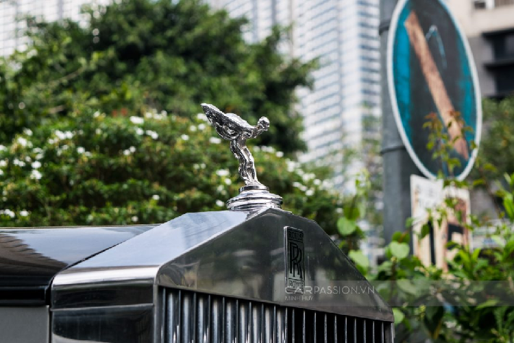 Với sự giản đơn màu bạc sáng và đen, những đường nét mềm mại đặc trưng của chiếc xe được tôn lên một cách hài hòa, mang giá trị thẩm mĩ cao của một tác phẩm nghệ thuật “động”.