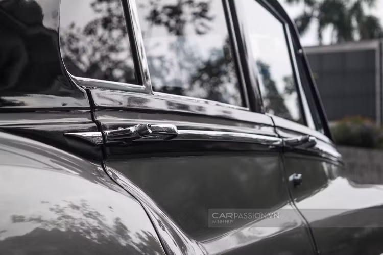 Từ những chiếc Silver Ghost từ thuở đầu cho tới những mẫu xe mới như Phantom VIII, thiết kế lưới tản nhiệt dọc đặc trưng cùng logo Spirit of Ecstasy vẫn được lưu giữ và kết hợp hài hòa cùng những đường nét hợp thời, tạo nên vẻ sang trọng, khác biệt so với những thương hiệu xe sang khác.