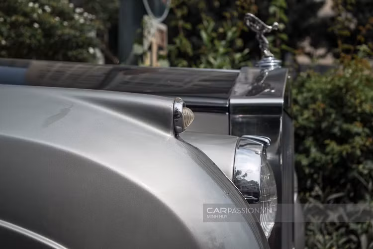 Rolls-Royce luôn nổi tiếng với thiết kế cổ điển mang tính biểu tượng xuyên suốt trên đa số những mẫu xe của mình. Chính vì thế, qua nhiều giai đoạn phát triển khác nhau trên những mẫu xe khác nhau, những chiếc Rolls-Royce vẫn luôn mang đậm bản sắc của thương hiệu xe sang đến từ Anh Quốc này.