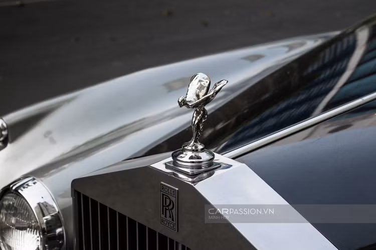 Trong suốt những năm phát triển của Rolls-Royce, những mẫu xe được ra đời ở khoảng những năm 50-60 được đánh giá là những mẫu xe có giá trị nghệ thuật cao với những đường nét thiết kế đặc trưng trong ngành công nghiệp ô tô thời bấy giờ. Trong giai đoạn này, dựa trên yêu cầu khắt khe về thẩm mỹ cũng như tính sang trọng của những chiếc xe, các nhà thiết kế ô tô thường ưa chuộng sử dụng những đường cong liền mạch cho mẫu xe của mình.
