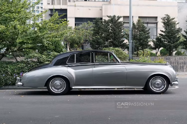 Vào giai đoạn này, Rolls-Royce đã ghi dấu những thành công của mình với dòng xe Silver Cloud. Silver Cloud được chính thức ra mắt công chúng vào năm 1955. Trong suốt 11 năm vòng đời của mình, xe Rolls-Royce Silver Cloud được phát triển với 3 thế hệ cùng phiên bản biến thể Drophead Coupe.