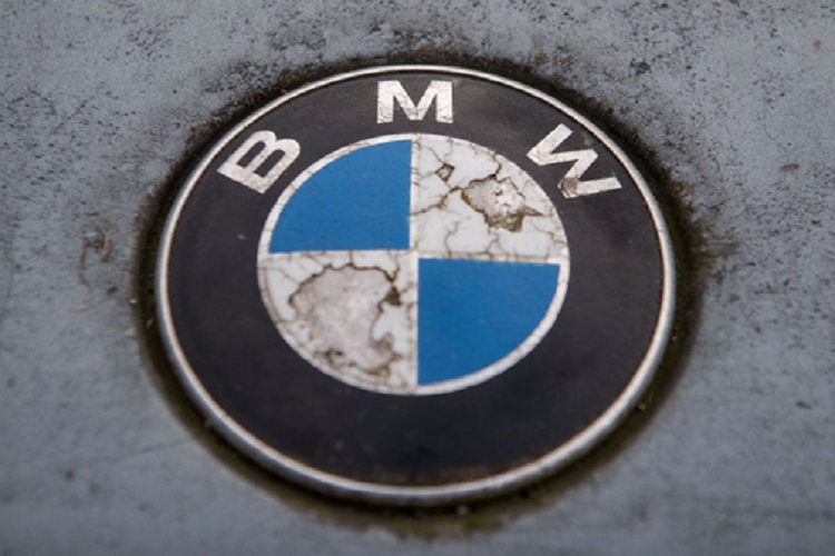 Đích thân hãng xe sang BMW mới đây đã lên tiếng giải thích ý nghĩa logo tròn của mình. "Nhiều người tin rằng hình ảnh logo BMW là cách điệu từ cánh quạt mũi máy bay cổ", Fred Jakobs tới từ BMW Group Classis chia sẻ, "tuy nhiên sự thật thì hơi khác một chút".