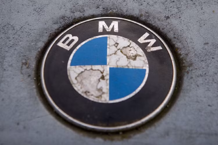 Đích thân hãng xe sang BMW mới đây đã lên tiếng giải thích ý nghĩa logo tròn của mình. "Nhiều người tin rằng hình ảnh logo BMW là cách điệu từ cánh quạt mũi máy bay cổ", Fred Jakobs tới từ BMW Group Classis chia sẻ, "tuy nhiên sự thật thì hơi khác một chút".