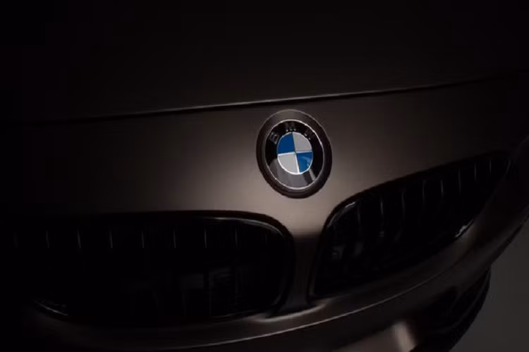 Dù vậy, ban đầu luật pháp địa phương cấm sử dụng hình ảnh hay biểu tượng chính thức của họ (hay nói theo văn bản chính thức là "chủ quyền") cho mục đích thương mại nên BMW buộc phải đảo ngược thứ tự màu sắc.