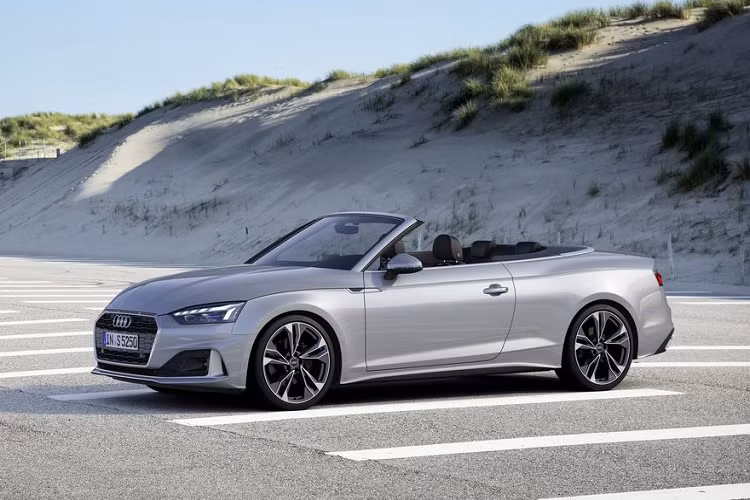 Điểm nổi bật trong nội thất là hệ thống giải trí MMI với màn hình kích thước 10,1 inch mới dựa trên nền tảng thông tin giải trí thế hệ thứ ba nhanh và có cấu trúc menu rõ ràng hơn, giúp nhập văn bản dễ dàng và điều khiển giọng nói hiện đại. Hệ thống này cũng đi kèm với việc kết nối điện thoại thông minh, khách hàng có thể thêm các tính năng theo sở thích, bao gồm hệ thống định vị MMI Navigation Plus, radio kỹ thuật số DAB + và giao diện điện thoại thông minh của Audi.