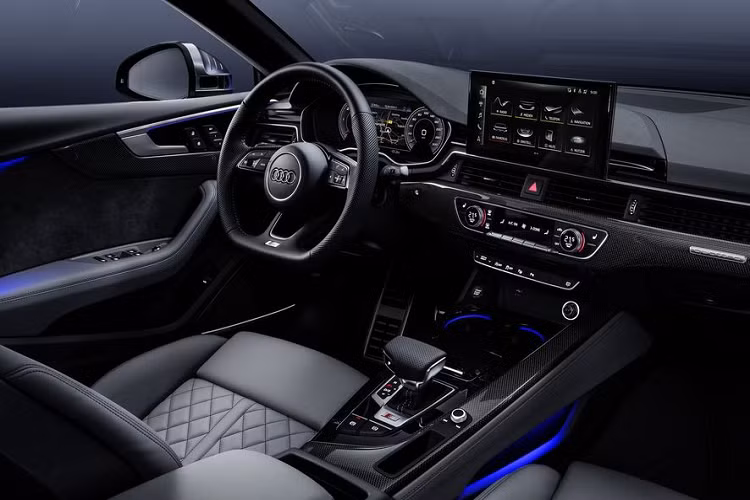 Ở giai đoạn đầu, A5 2020 sẽ được Audi bán ra với 4 tùy chọn động cơ, tất cả đều sở hữu hệ thống 48 volt hybrid nhẹ và hộp số tự động đi kèm. Phiên bản tiêu chuẩn 35 TDI sẽ được trang bị động cơ TDI 2.0L với công suất đầu ra 161 mã lực. Trong khi đó, phiên bản động cơ xăng tiêu chuẩn được trang bị động cơ TFSI 2.0L với công suất đầu ra cao hơn, ở mức 187 mã lực.