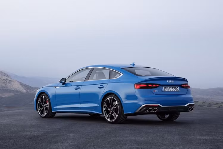 Giống như những "người anh em" S4, S6 và S7, Audi đã loại bỏ việc sử dụng động cơ xăng V6 trên mẫu S5 dành cho thị trường châu Âu. Audi S5 TDI 2020 mới được trang bị động cơ TDI 3.0 lít, cho ra công suất tối đa 342 mã lực và 700 Nm mô-men xoắn. Đi kèm với đó là hộp số tự động 8 cấp. Audi S5 2020 mới có khả năng tăng tốc từ 0 - 100 km/h chỉ với chưa đầy 5 giây trước khi đạt vận tốc tối đa giới hạn 250 km/h.