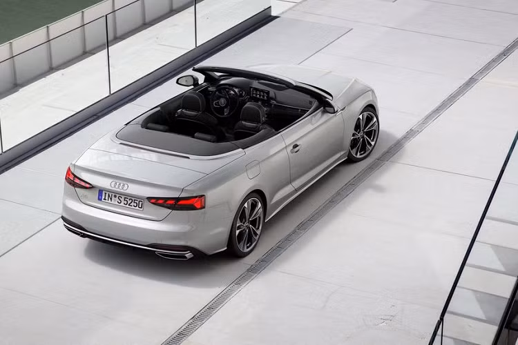 Ngoài ra, Audi cho biết hãng sẽ sớm ra mắt thêm phiên bản đặc biệt Edition One cho dòng A5 2020 với nhiều trang bị như hệ thống treo thể thao, bộ body-kit S-Line mới với các chi tiết màu đen và các màu sơn mới. Hãng xe Đức - Audi sẽ chính thức nhận đơn đặt hàng với mẫu A5 2020 kể từ mùa thu này và giao xe vào đầu năm 2020. Giá bán Audi A5 từ 42.900 Euro (khoảng 1,2 tỷ đồng) cho bản Coupe và 66.500 Euro (khoảng 1,7 tỷ đồng) cho bản thể thao S5.