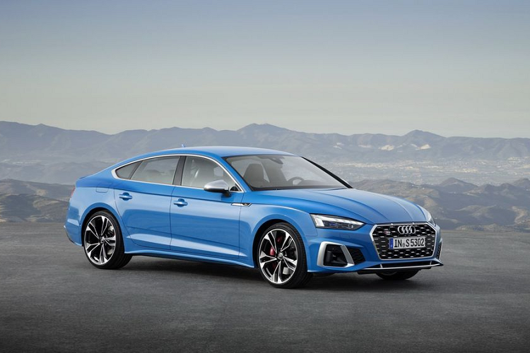 Audi cho biết, tất cả các phiên bản trên A5 2020 đều được trang bị công nghệ đèn pha dạng LED tiêu chuẩn, đèn pha Matrix LED và đèn hậu báo rẽ bằng đèn LED sẽ được Audi bổ sung như các tuỳ chọn bên ngoài.