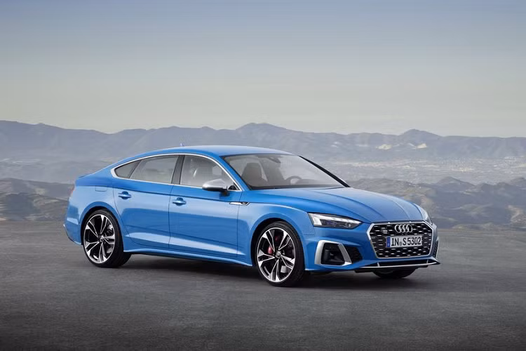 Audi cho biết, tất cả các phiên bản trên A5 2020 đều được trang bị công nghệ đèn pha dạng LED tiêu chuẩn, đèn pha Matrix LED và đèn hậu báo rẽ bằng đèn LED sẽ được Audi bổ sung như các tuỳ chọn bên ngoài.