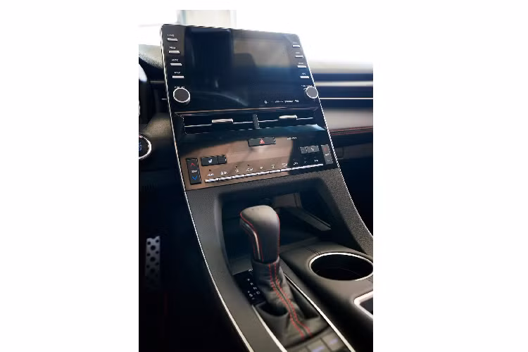 Ngoại thất thể thao với lưới tản nhiệt phía trước màu đen bóng cùng logo màu đen. Khách hàng có thể lựa chọn giữa ba màu dual-tone, được đặt tên là Supersonic Red (đỏ), Windchill Pearl / Celestial Silver Metallic, và Midnight Black.