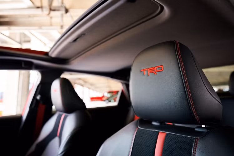 Toyota Camry TRD mới đi kèm với mâm xe hợp kim kích thước 19 inch hoàn thiện với màu đen mờ Bộ mâm này rộng hơn một nửa inch nhưng nhẹ hơn 1,4 kg so với những bộ mâm tiêu chuẩn trên XSE. TRD cũng bổ sung lò xo giảm xóc cứng hơn và thanh chống rung trước/sau để tăng độ cứng xoắn.