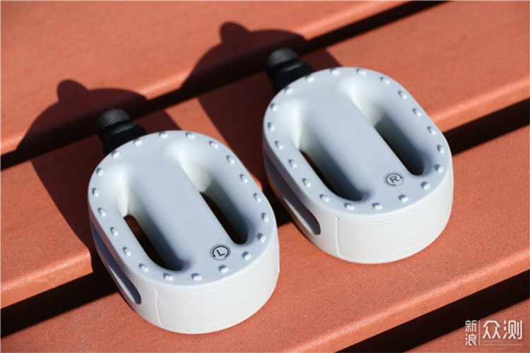 Ngoài các phụ kiện, các công cụ liên quan cũng được chuẩn bị nhà sản xuất chuẩn bị sẵn cho phụ huynh, đỡ mất công mua thêm hoặc tìm kiếm. Việc đầu tiên là lắp bàn đạp cho xe. Để ý kỹ bạn sẽ thấy tất cả các phụ kiện, dù bàn đạp hay bánh phụ đều ghi rõ chiếc nào cho bên trái, bên phải để tránh nhầm lẫn.