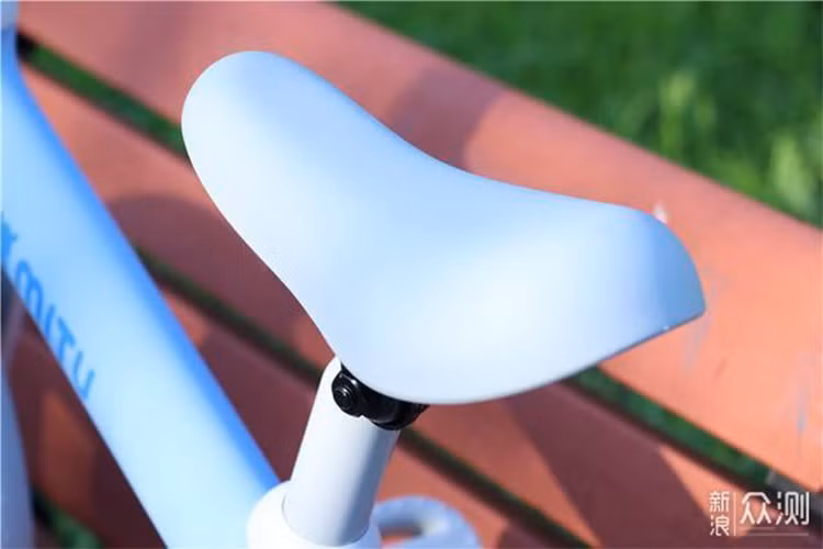 Toàn bộ chiếc xe đạp cho trẻ em này không có kim loại sắc nhọn và không có vật liệu kim loại trên bề mặt tiếp xúc. Ngoài ra, nó còn có vỏ bảo vệ ở nhiều nơi, từ bánh trước, bánh sau cho tới phanh và xích. Nó có thiết kế kín hoàn toàn, không có chuyện quấn vào quần áo gây ngã hoặc xây xát cho trẻ. Có thể nói rằng việc bảo vệ "người dùng" an toàn là mục tiêu tối đa trong thiết kế của sản phẩm này.