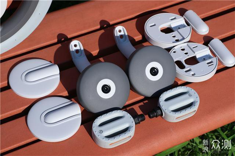 Xe đạp trẻ em Mi Rabbit này có hai màu xanh và hồng. Nó được thiết kế cho trẻ em cao 90-120cm và chưa có kinh nghiệm đạp xe trước đó. Trong hình là một mẫu màu xanh, với bao bì trông khá chắc chắn và gọn gàng. Bên trong thùng các tông là phần khung xe với các phần gia cố để tránh va chạm trong quá trình vận chuyển. Kích thước của xe không lớn lắm, vẫn còn nhiều chỗ trống bên trong hộp. Hộp phụ kiện nhỏ đi kèm, với biểu tượng bên ngoài giới thiệu các thành phần linh kiện chứa bên trong với số lượng cụ thể. 