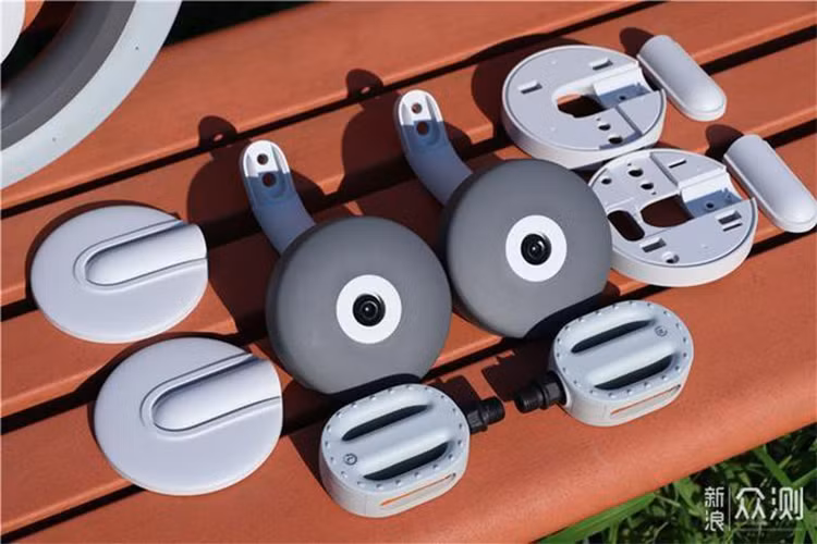 Xe đạp trẻ em Mi Rabbit này có hai màu xanh và hồng. Nó được thiết kế cho trẻ em cao 90-120cm và chưa có kinh nghiệm đạp xe trước đó. Trong hình là một mẫu màu xanh, với bao bì trông khá chắc chắn và gọn gàng. Bên trong thùng các tông là phần khung xe với các phần gia cố để tránh va chạm trong quá trình vận chuyển. Kích thước của xe không lớn lắm, vẫn còn nhiều chỗ trống bên trong hộp. Hộp phụ kiện nhỏ đi kèm, với biểu tượng bên ngoài giới thiệu các thành phần linh kiện chứa bên trong với số lượng cụ thể. 