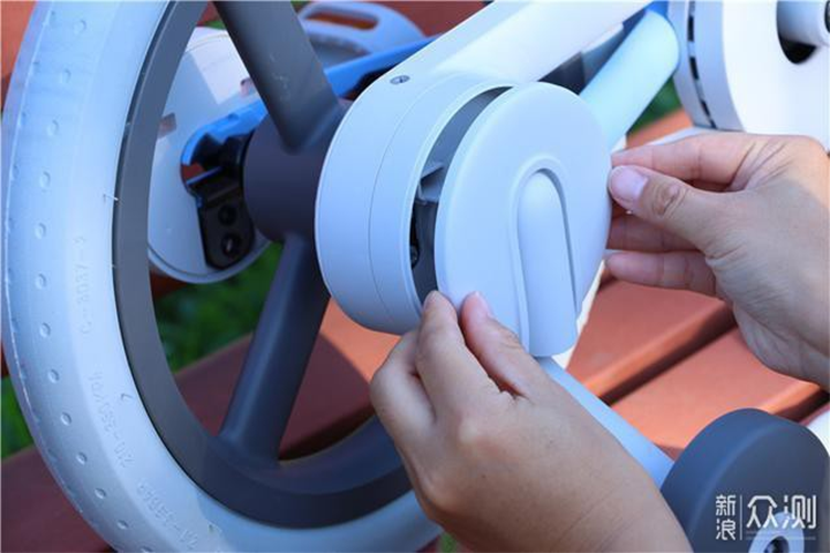 Sau một số cài đặt đơn giản, chiếc xe đạp trẻ em đã có thể sử dụng. Nhìn từ bên ngoài, nó mang lại cảm giác nhỏ nhắn, dễ thương, đơn giản nhưng không kém phần tinh tế. Thân xe và phuộc trước được làm bằng khung thép. Kết hợp với quy trình đúc phun trong khuôn, toàn bộ thân xe và phuộc trước được bọc lại với nhau. Toàn bộ thân xe được bọc kín, không mang lại cảm giác lạnh lẽo do không nhìn thấy vật liệu kim loại và tạo cảm giác rất nhẹ nhàng. 