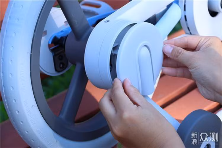 Sau một số cài đặt đơn giản, chiếc xe đạp trẻ em đã có thể sử dụng. Nhìn từ bên ngoài, nó mang lại cảm giác nhỏ nhắn, dễ thương, đơn giản nhưng không kém phần tinh tế. Thân xe và phuộc trước được làm bằng khung thép. Kết hợp với quy trình đúc phun trong khuôn, toàn bộ thân xe và phuộc trước được bọc lại với nhau. Toàn bộ thân xe được bọc kín, không mang lại cảm giác lạnh lẽo do không nhìn thấy vật liệu kim loại và tạo cảm giác rất nhẹ nhàng. 