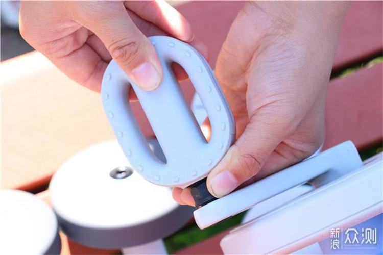 Người dùng có thể lắp bằng tay, sau đó sử dụng công cụ để siết chặt lại các bộ phận. Sau đó là lắp đặt bánh xe phụ. Ban đầu, xe có phần nắp cho vị trí này, thiết kế đơn giản nhưng chặt, cần tháo ra nếu muốn lắp thêm bánh phụ. Làm theo sổ tay hướng dẫn của nhà sản xuất, bạn sẽ biết cần vặn con ốc nào, lắp đặt phụ kiện nào trước sau. 