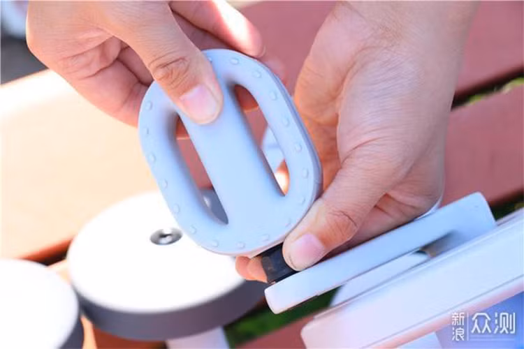 Người dùng có thể lắp bằng tay, sau đó sử dụng công cụ để siết chặt lại các bộ phận. Sau đó là lắp đặt bánh xe phụ. Ban đầu, xe có phần nắp cho vị trí này, thiết kế đơn giản nhưng chặt, cần tháo ra nếu muốn lắp thêm bánh phụ. Làm theo sổ tay hướng dẫn của nhà sản xuất, bạn sẽ biết cần vặn con ốc nào, lắp đặt phụ kiện nào trước sau. 