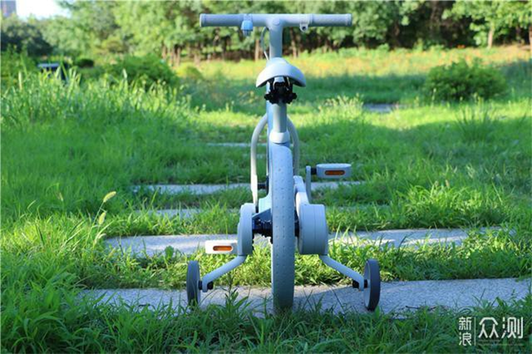 Trên chiếc xe đạp này, để gây thêm hứng thú cho trẻ, nhà sản xuất thiết kế thêm chuông ở bên tay trái. Âm thanh tạo ra khá dễ chịu, đồng thời nó có thể chịu va đập tốt, khó có thể bị hư hại do trẻ nghịch phá. Để giúp trẻ ngồi thoải mái hơn, ghế được thiết kế với hình yên ngựa, được làm từ chất liệu silicon và được xử lý bằng quy trình đóng gói kép. Nó tạo cảm giác mềm mại và thoải mái khi ngồi lên. Ghế này cũng có thể tùy chỉnh chiều cao. 