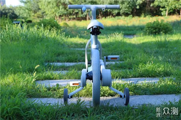 Trên chiếc xe đạp này, để gây thêm hứng thú cho trẻ, nhà sản xuất thiết kế thêm chuông ở bên tay trái. Âm thanh tạo ra khá dễ chịu, đồng thời nó có thể chịu va đập tốt, khó có thể bị hư hại do trẻ nghịch phá. Để giúp trẻ ngồi thoải mái hơn, ghế được thiết kế với hình yên ngựa, được làm từ chất liệu silicon và được xử lý bằng quy trình đóng gói kép. Nó tạo cảm giác mềm mại và thoải mái khi ngồi lên. Ghế này cũng có thể tùy chỉnh chiều cao. 