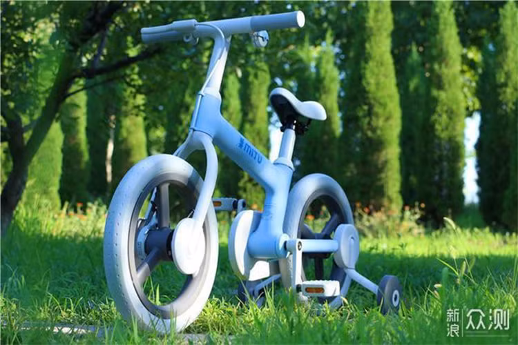 Về mặt tay lái, nó đã được tối ưu hóa và thiết kế phù hợp với trẻ em. Thứ nhất là lớp vỏ bằng chất liệu nhựa TPE kháng khuẩn. Ngoài tác dụng chống trượt tốt hơn, nó còn có thể bảo vệ da tay trẻ em khỏi dị ứng. Phanh có hành trình ngắn và được tính toán lực bóp phù hợp với sức khỏe của trẻ. 