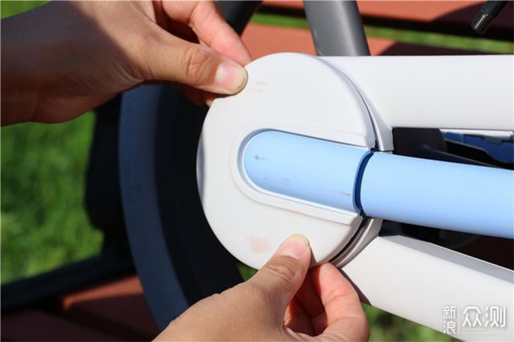 Để thuận tiện cho việc vận chuyển và giảm khối lượng đóng gói, tay cầm được xoay 90 độ tại nhà máy. Người dùng chỉ cần cố định bánh trước bằng tay và xoay tay lái về vị trí bình thường là được. 