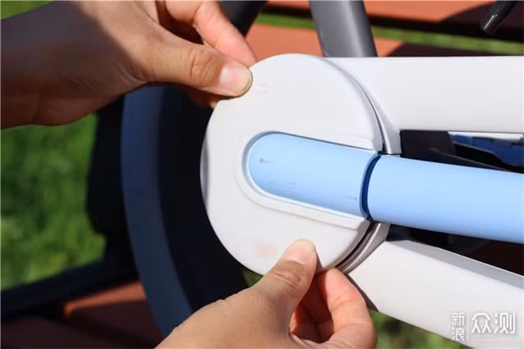 Để thuận tiện cho việc vận chuyển và giảm khối lượng đóng gói, tay cầm được xoay 90 độ tại nhà máy. Người dùng chỉ cần cố định bánh trước bằng tay và xoay tay lái về vị trí bình thường là được. 