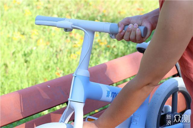 Bạn có thể thấy rằng chiều dài cơ sở giữa hai bánh xe phụ bên trái và bên phải là tương đối lớn. Thiết kế này giúp chiếc xe ổn định hơn và giảm hiện tượng rollover (lật khi xe chạy ở tốc độ cao).